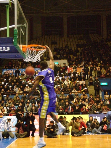 太精致了！赖斯：我会敷眼膜，离开酒店参加比赛前会喷香水（精致到离谱！赖斯自曝赛前仪式：敷眼膜，出酒店前必喷香水）