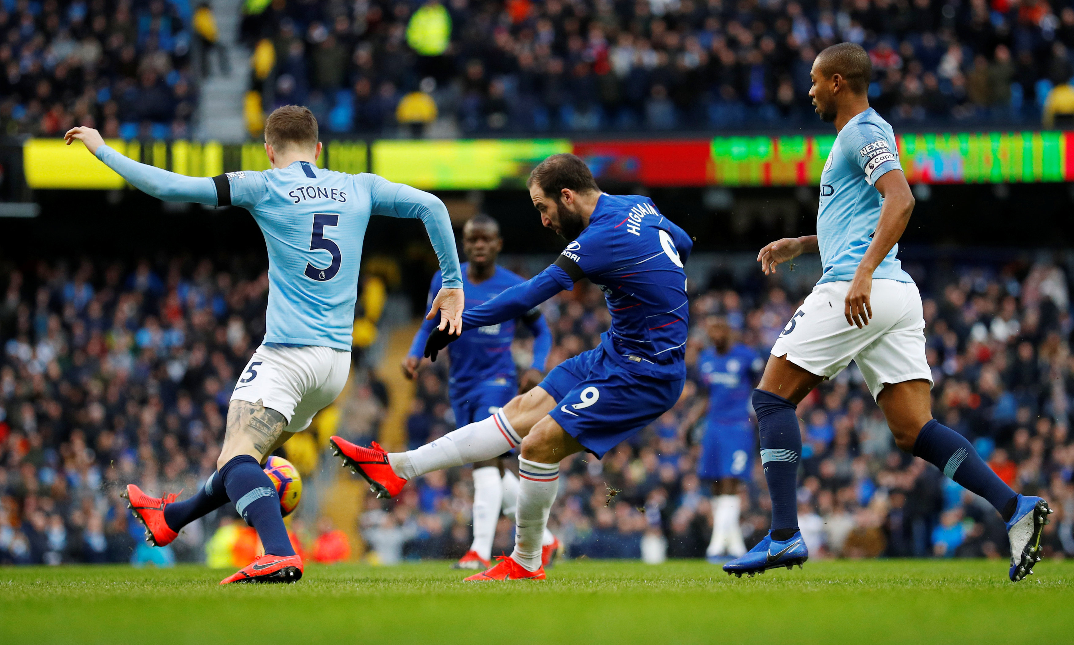 保加利亚传奇佩内夫被紧急送往肿瘤医院治疗，他曾患有睾丸癌（保加利亚名宿佩内夫紧急送至肿瘤医院救治，曾有睾丸癌病史）