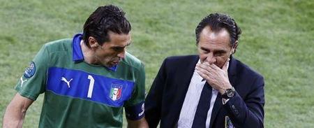 巴萨官方：欧冠对法鹰将检查穿客队球衣者身份，排除非法购票（巴萨官宣：欧冠战法鹰将核验穿客队球衣者身份，严查非法购票）