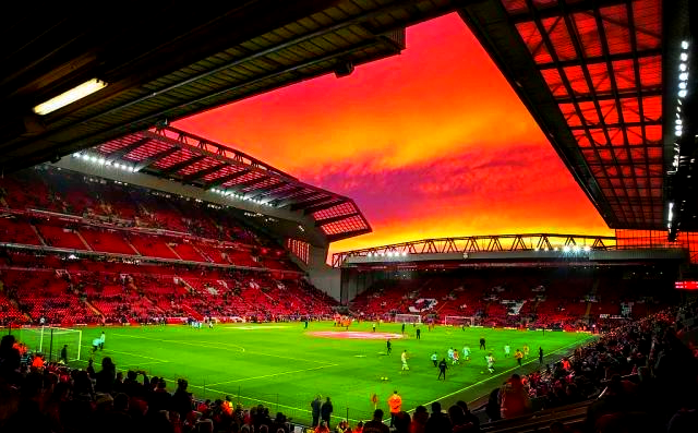 萨拉赫怒怼利物浦，欧文紧急发声引发热议！（萨拉赫怒批利物浦，欧文火速回应引爆热议！）