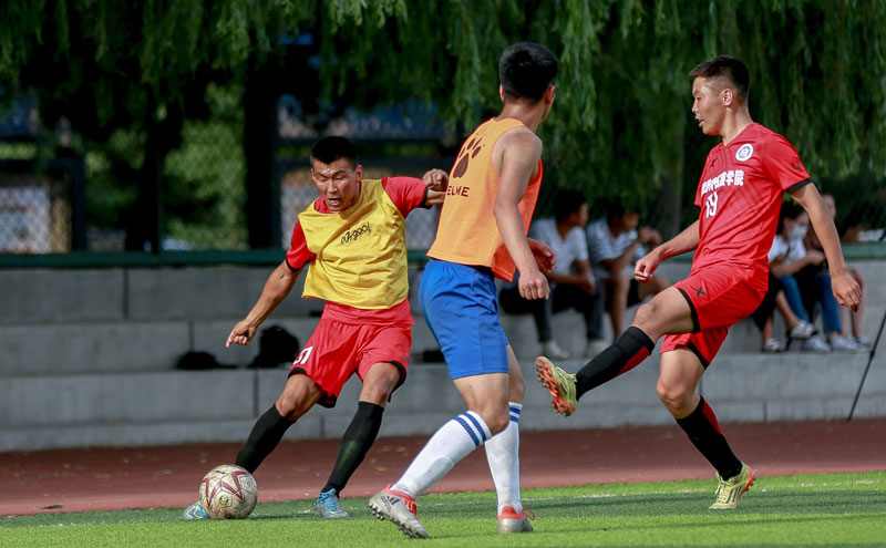 爱德华兹半场15分3助攻，森林狼命中9记三分仍落后10分（爱德华兹半场15+3，森林狼投进9记三分仍以10分落后）