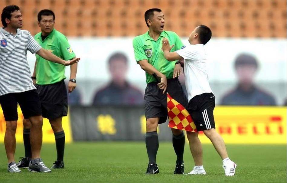 阿森纳领跑英超遭曼城紧追！主场战狼队成保分关键战（曼城紧咬不放，阿森纳为巩固榜首主场硬碰狼队）